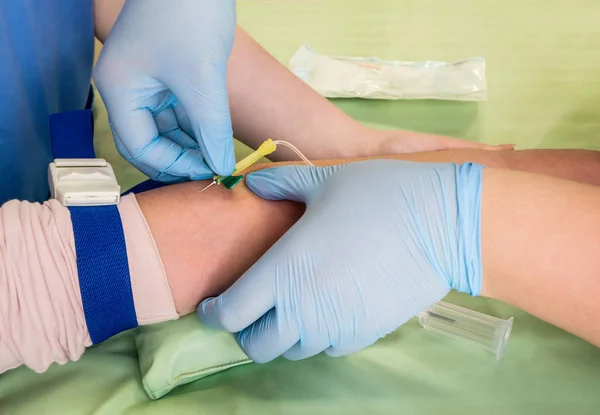 Enfermera que toma muestras de sangre de la vena de un niño — Foto de Stock