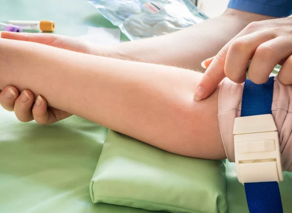Krankenschwester entnimmt Blutprobe aus Vene eines Kindes — Stockfoto