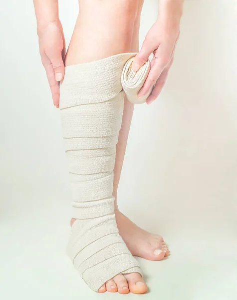 Kadın elastik sıkıştırma bandaj tromboz önleme varisli ameliyattan sonra uygulamak.