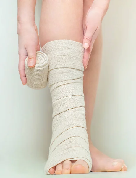 Kadın elastik sıkıştırma bandaj tromboz önleme varisli ameliyattan sonra uygulamak.