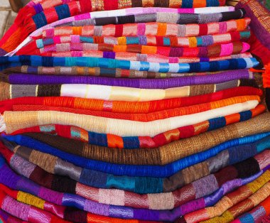 Piyasada Fas yığılı renkli kilim