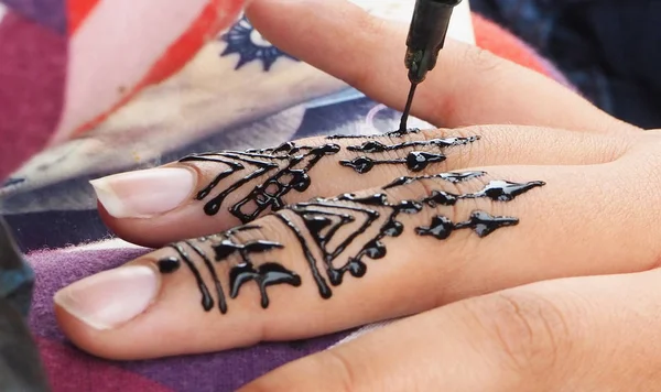В Марокко делают татуировки с хенной на руке — стоковое фото