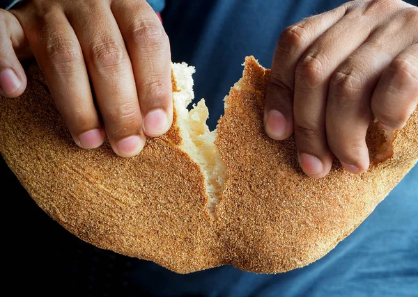 Bir semt pazarı geleneksel Fas ekmek