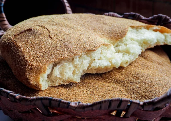 Bir semt pazarı geleneksel Fas ekmek