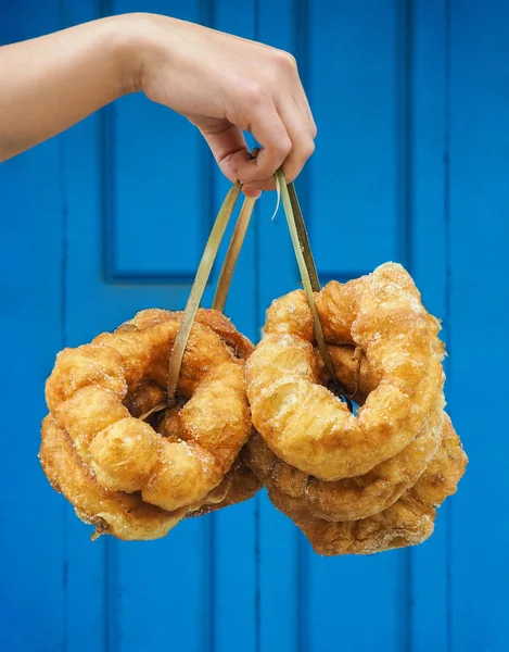 Fas geleneksel taze pişmiş çörekler tutan el