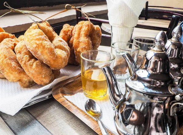 Çay Fas ile geleneksel taze pişmiş çörekler