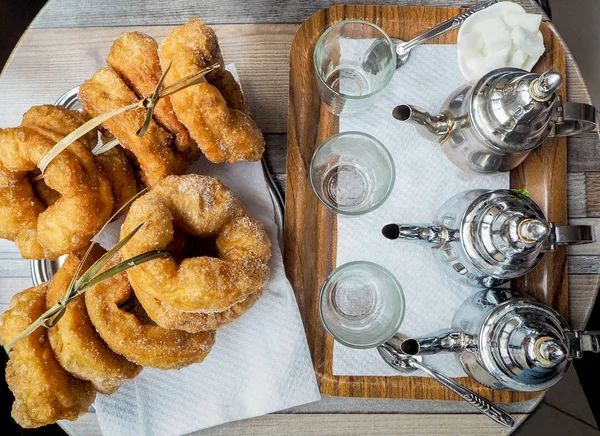 Çay Fas ile geleneksel taze pişmiş çörekler