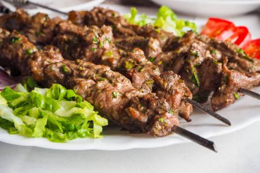 Fas salata ile geleneksel kuzu kebabı