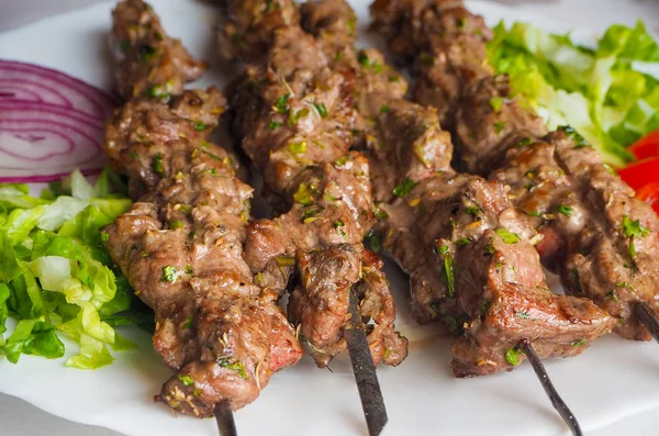 Traditional lamb kebab with salad in morocco — Stock Photo, Image