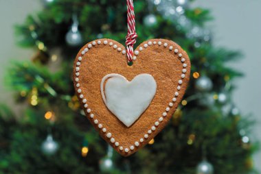 Noel pişirme. Kalp yapma gingerbread çerezleri evde Noel şeklinde.