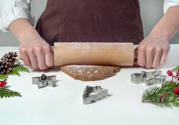 Noel pişirme. Gingerbread çerezleri evde Noel'e hazırlanmak.