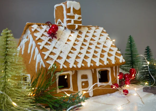 Herstellung von Lebkuchenhaus für Weihnachten oder Neujahr — Stockfoto