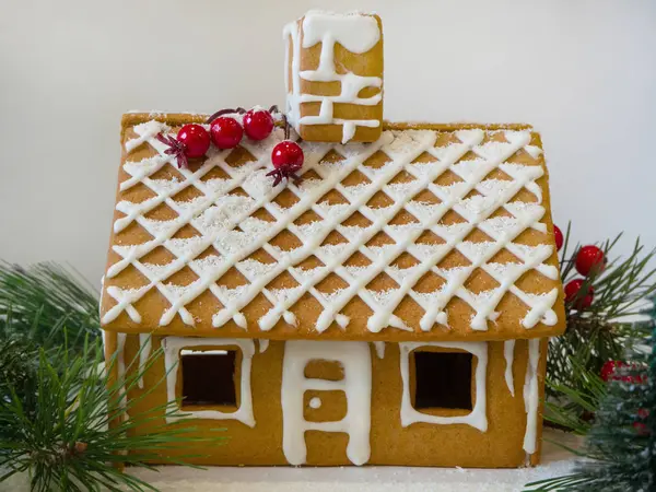 Herstellung von Lebkuchenhaus für Weihnachten oder Neujahr — Stockfoto