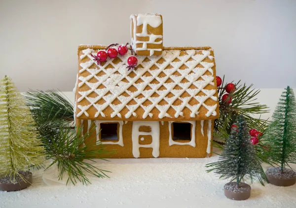 Herstellung von Lebkuchenhaus für Weihnachten oder Neujahr — Stockfoto