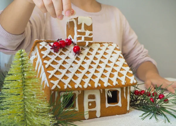 Herstellung von Lebkuchenhaus für Weihnachten oder Neujahr — Stockfoto