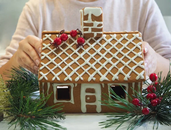 Herstellung von Lebkuchenhaus für Weihnachten oder Neujahr — Stockfoto