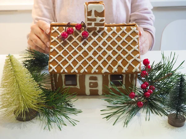 Herstellung von Lebkuchenhaus für Weihnachten oder Neujahr — Stockfoto