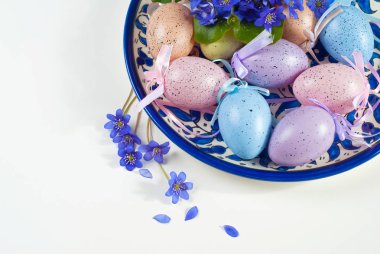 Menekşe beyaz arka plan üzerinde renkli yumurta. Paskalya, bahar tatil