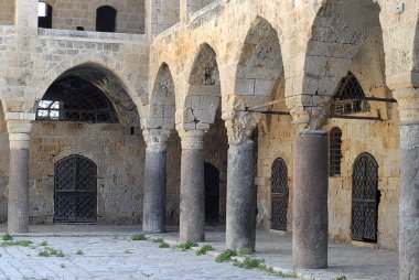 Colonnade Khan al Umdan, Kervansaray, Acre İsrail