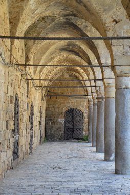 Colonnade Khan al Umdan, Kervansaray Acre, İsrail'de
