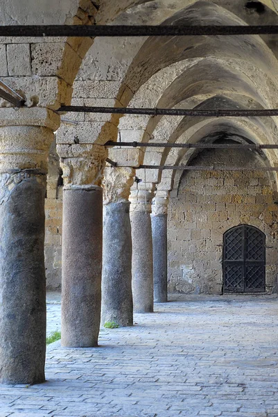 Kolonnade in khan al umdan, Karawanserei in acre, israel — Stockfoto