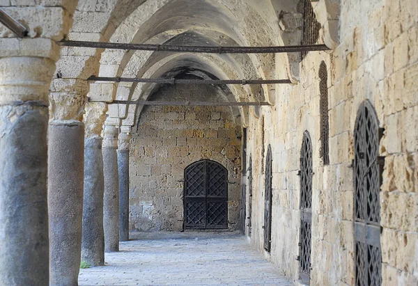 Colonnade at Khan al Umdan, Caravanserai in Acre, Israel — Stock Photo, Image