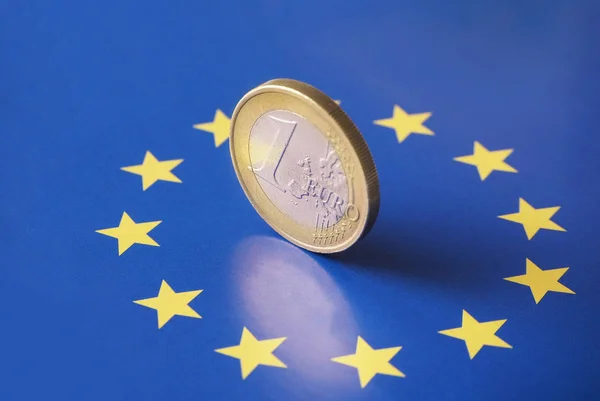 Avrupa bayrak üstüne 1 euro yazı tura closeup