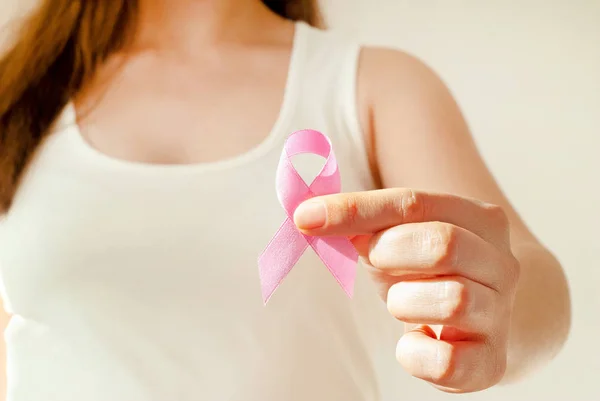 Mulher mão segurando fita rosa, conceito de consciência de câncer de mama, cuidados de saúde e medicina — Fotografia de Stock