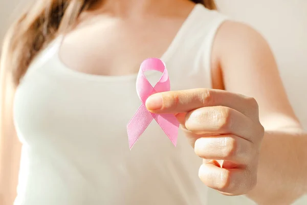 Nastro rosa, concetto di consapevolezza del cancro al seno, assistenza sanitaria e medicina — Foto Stock