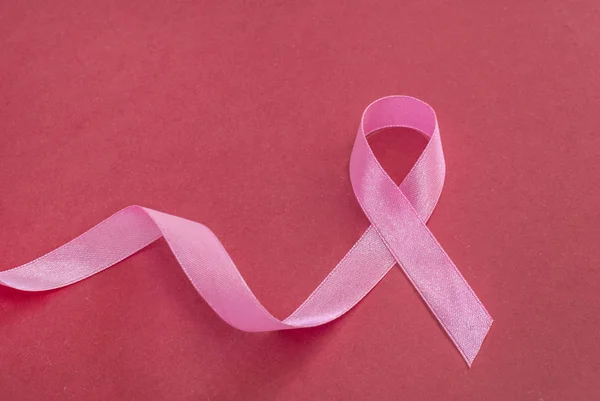 Conceito de câncer de mama, fita rosa no fundo — Fotografia de Stock