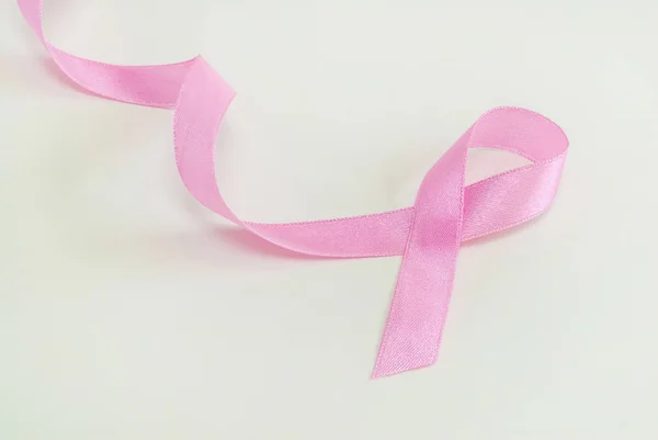 Концепция рака груди, розовая лента на заднем плане — стоковое фото
