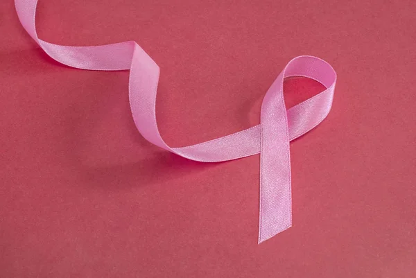 Concetto di cancro al seno, nastro rosa sullo sfondo — Foto Stock