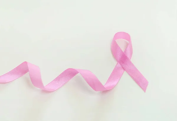 Conceito de câncer de mama, fita rosa no fundo — Fotografia de Stock