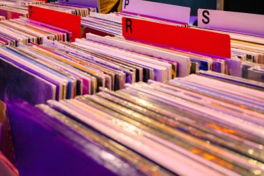 Müzik dükkanı içinde eski vinil kayıtlar üzerinden tarama. Müzik arka plan.