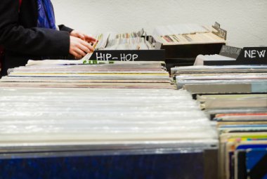 Müzik dükkanı içinde eski vinil kayıtlar üzerinden tarama. Müzik arka plan.