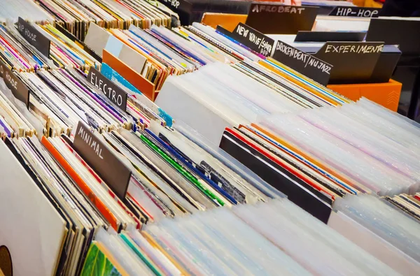 Müzik dükkanı içinde eski vinil kayıtlar üzerinden tarama. Müzik arka plan.