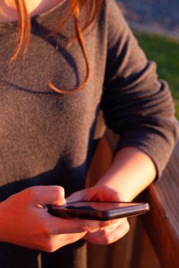 Açık havada cep telefonu kullanarak Genç kız