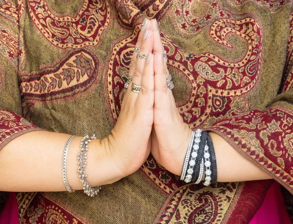 Çok güzel yüzükile bir kadının ellerini yakın çekim