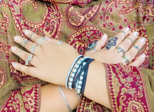 Крупный план женских рук со многими красивыми кольцами — стоковое фото