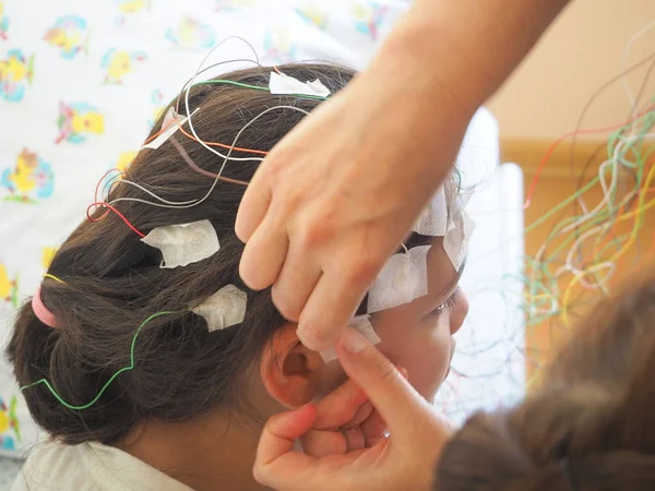 Menina com eletrodos EEG ligados à cabeça para teste médico — Fotografia de Stock