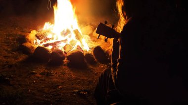 Geceleri şenlik ateşi, yazın dışarıda gitarla kamp yapmak.