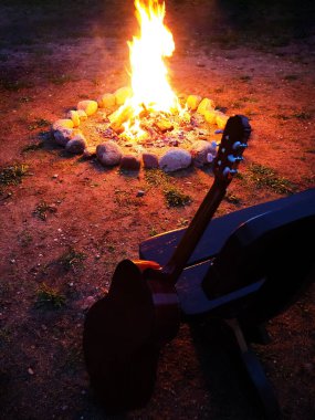 Geceleri şenlik ateşi, yazın dışarıda gitarla kamp yapmak.