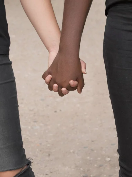 Schwarz-weiße Hände von Freunden in Zusammenarbeit — Stockfoto