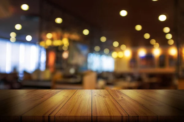 Boş ahşap masa üstü bulanıklık kafe ya da Restoran iç arka plan ile. Arka plan-ebilmek var olmak kullanılan ürün görüntüleme. 