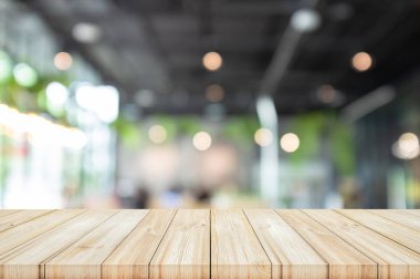Boş ahşap masa üstü bulanıklık kafe ya da Restoran iç arka plan ile. Arka plan-ebilmek var olmak kullanılan ürün görüntüleme. 