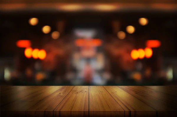Ahşap masa üstü kafe ya da Restoran İç arka plan bulanık ile boş. Arka plan-ebilmek var olmak kullanılan ürün görüntüleme.