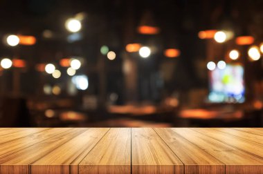 Ahşap masa üstü bulanık kahve dükkanı veya restoranda boş