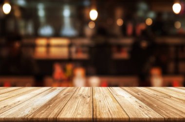 Ahşap masa üstü kafe ya da Restoran iç arka plan bulanık ile boş.