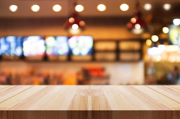 Prázdnou dřevěný stůl top s rozmazané kavárně nebo restauraci interiérových pozadí. — Stock fotografie