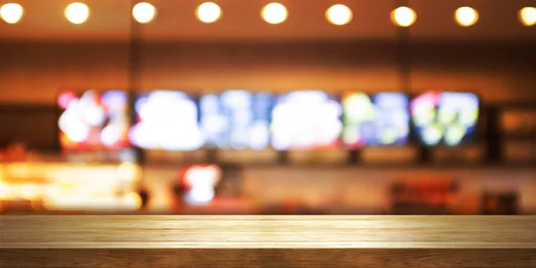 空の木製テーブルの上ぼかしコーヒー ショップやレストランのインテリアの背景、パノラマ バナー. — ストック写真